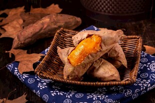 美味咸鸭蛋摆放在编织篮中