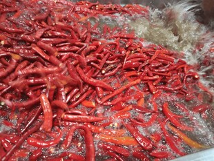 新鲜红辣椒堆成的景象