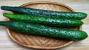 竹盘上的新鲜翠绿黄瓜