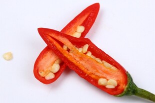 切开的红辣椒展示内部籽