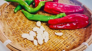 竹编盘上的辣椒与蒜瓣