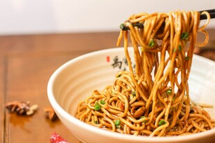 美味拌面被筷子夹起