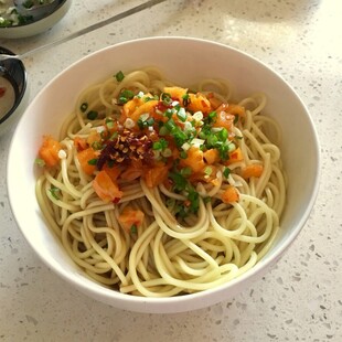 美味蔬菜拌面诱人呈现