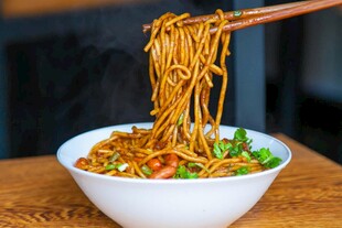 美味拉面被筷子挑起