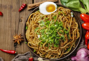 美味葱香拌面配溏心蛋