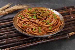 美味凉拌面摆于竹制背景