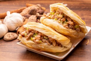 美味夹馅面食摆放在盘中