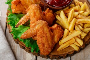 美味炸鸡翅配薯条