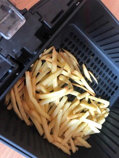 黑色容器中的金黄薯条