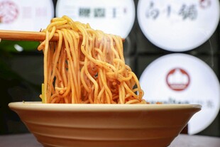 美味拉面被筷子挑起