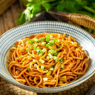 美味葱香拌面