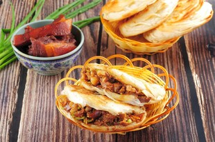 美味夹馅饼与特色配菜