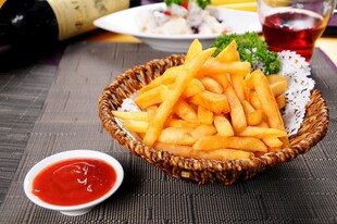 美味薯条配蘸酱与饮品