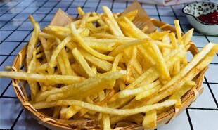 金黄酥脆的美味炸薯条