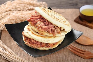 美味肉夹馍堆叠在黑盘上