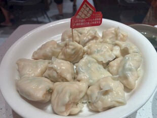 美味饺子摆盘中