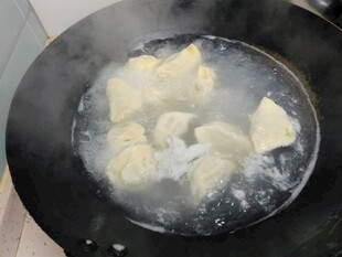 锅中煮制的美味饺子