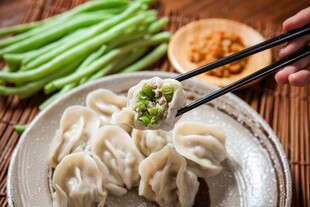 筷子夹起的美味饺子