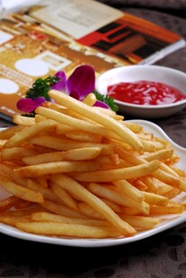 美味金黄薯条搭配小蘸料