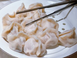 美味饺子摆盘中