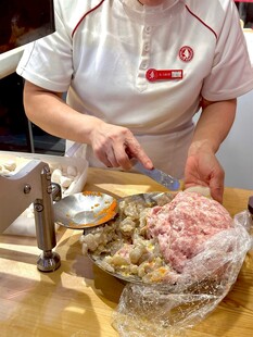 厨师制作肉馅