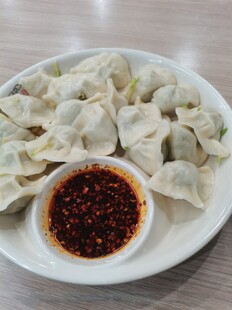 一盘美味饺子配蘸料