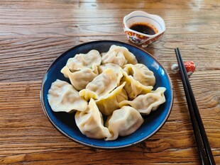 蓝色盘中的美味饺子