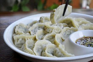 美味饺子配蘸料