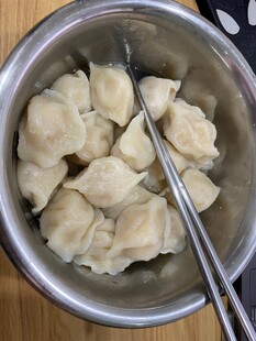 碗中饺子与筷子