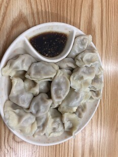 一盘美味饺子配蘸料