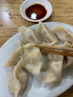 一盘美味饺子配蘸料