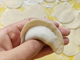 手工包饺子瞬间