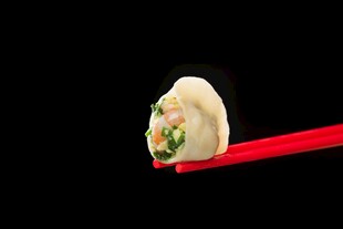 筷子夹起美味饺子