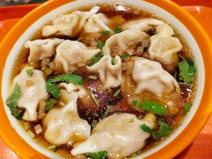 美味馄饨汤鲜香诱人