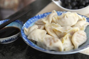 美味饺子摆放在蓝白盘中