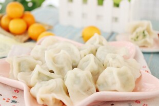 粉色盘中的美味饺子