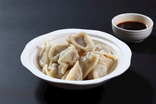 一碗美味饺子配蘸料