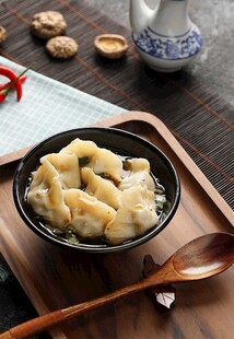 木盘上的美味手工饺子