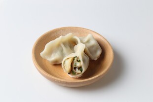 木盘里的美味饺子