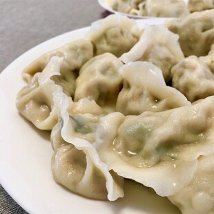 美味饺子摆放在白色盘中