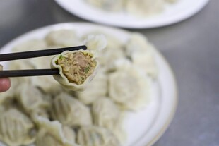 筷子夹起美味饺子瞬间