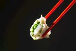 筷子夹起美味饺子