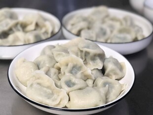 美味饺子摆放在瓷碗中