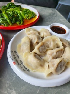 美味饺子配青菜与蘸料