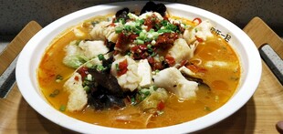 鲜香酸菜鱼诱人上桌