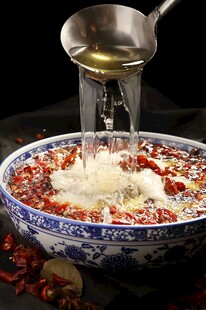 传统面食浇油瞬间