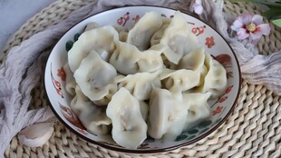 美味饺子摆于精致盘中
