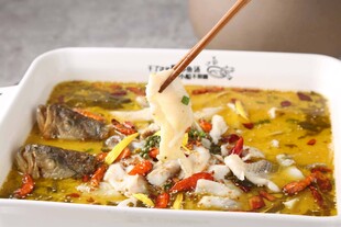 鲜香酸菜鱼筷子挑起美味