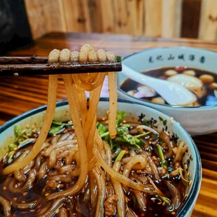 美味热气腾腾的特色风味面条