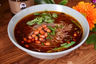 美味酸辣粉浓诱人